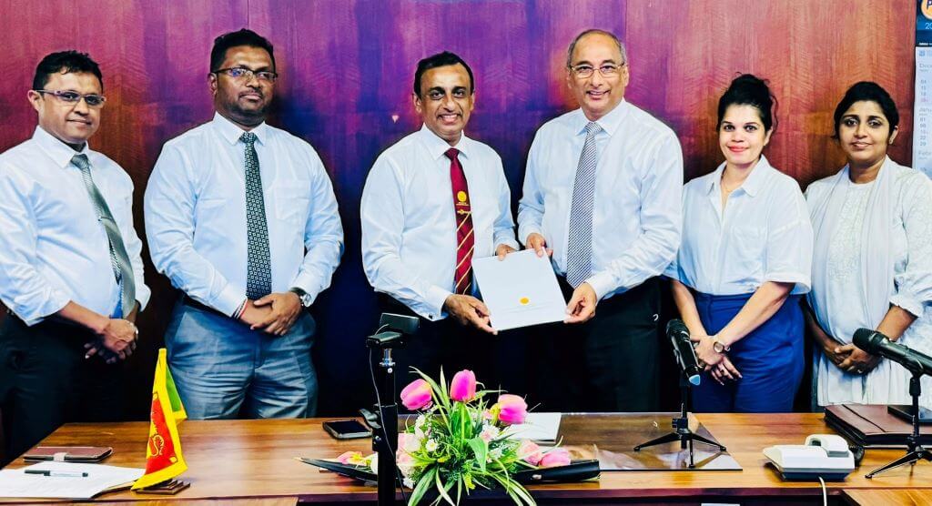 Hayleys Fabric Managing Director Rohan Goonetilleke (third from right) exchanging the MOU with University of Sri Jayawardenapura Vice Chancellor Prof. Pathmalal M. Manage (third from left) in the presence of teams from Hayleys Fabric and University of Sri Jayawardenapura.